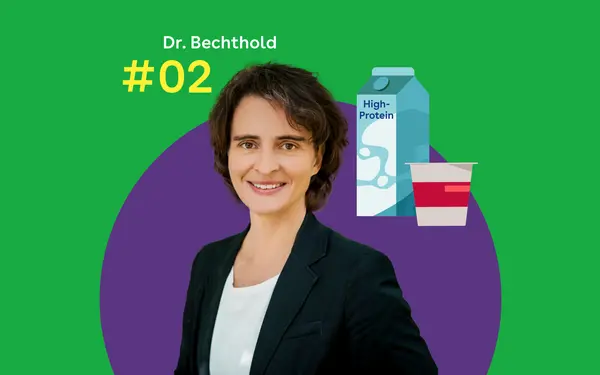 Dr. Angela Bechthold steht vor einem grünen Hintergrund. Rechtes daneben sind ein stilisierter Getränkekarton mit der Aufschrift 'High Protein' und ein Becher mit rotem Streifen zu sehen.