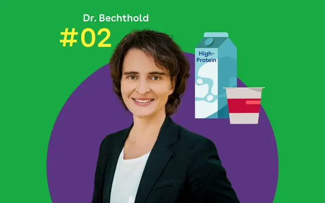 Dr. Angela Bechthold steht vor einem grünen Hintergrund. Rechtes daneben sind ein stilisierter Getränkekarton mit der Aufschrift 'High Protein' und ein Becher mit rotem Streifen zu sehen.