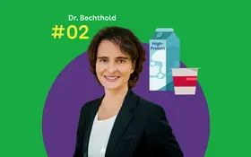 Dr. Angela Bechthold steht vor einem grünen Hintergrund. Rechtes daneben sind ein stilisierter Getränkekarton mit der Aufschrift 'High Protein' und ein Becher mit rotem Streifen zu sehen.