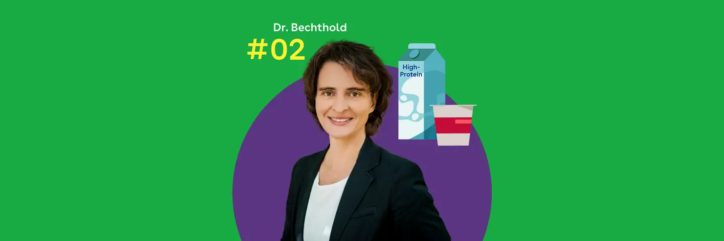 Dr. Angela Bechthold steht vor einem grünen Hintergrund. Rechtes daneben sind ein stilisierter Getränkekarton mit der Aufschrift 'High Protein' und ein Becher mit rotem Streifen zu sehen.