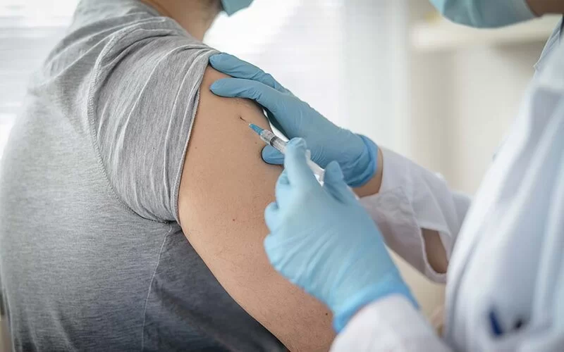 Eine Person wird gegen Tetanus geimpft.