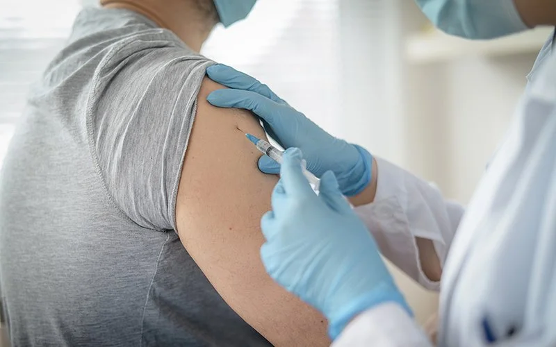 Eine Person wird gegen Tetanus geimpft.