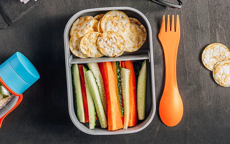 Reiswaffeln und Karotten in einer Lunchbox - so geht glutenfrei.