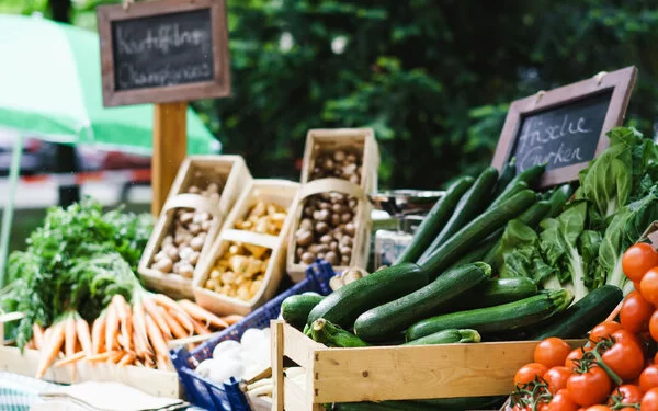 Ein Marktstand mit Gemüse.