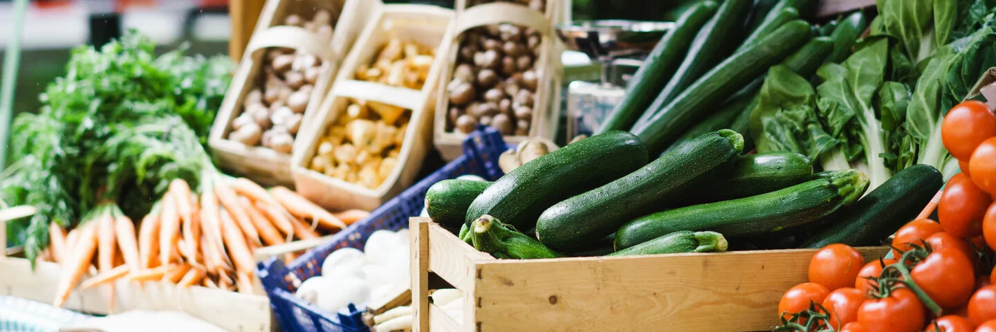 Ein Marktstand mit Gemüse.