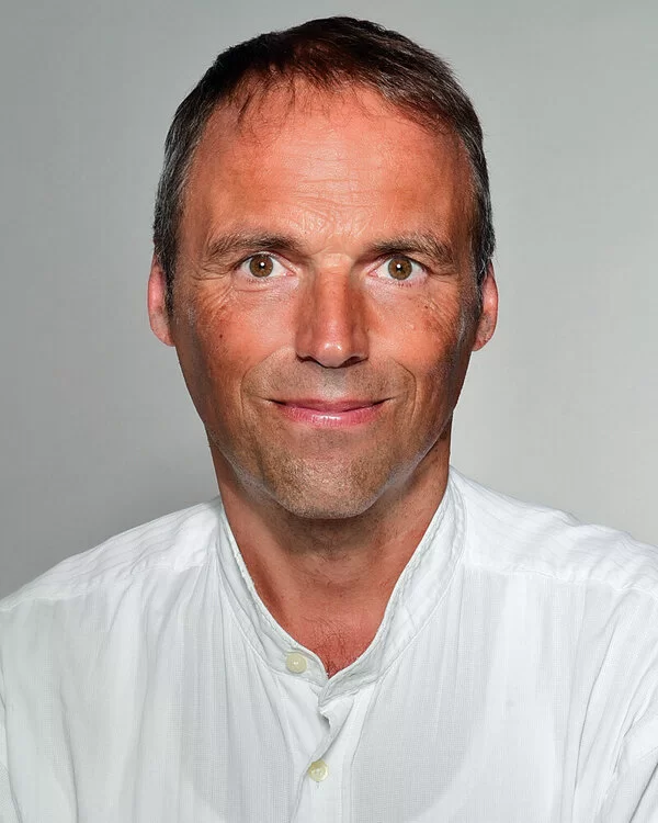 Dirk Wassermann mit weißem Shirt