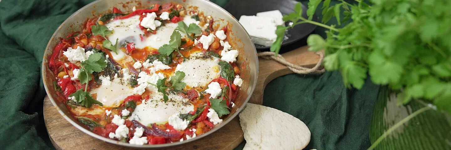 Würzige Shakshuka mit Feta von Felicitas Then in einer gusseisernen Pfanne.