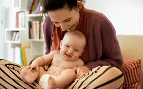 Das Bild zeigt eine Mutter mit Ihrem Baby.