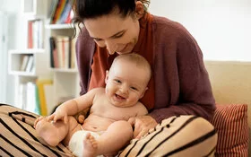 Das Bild zeigt eine Mutter mit Ihrem Baby.