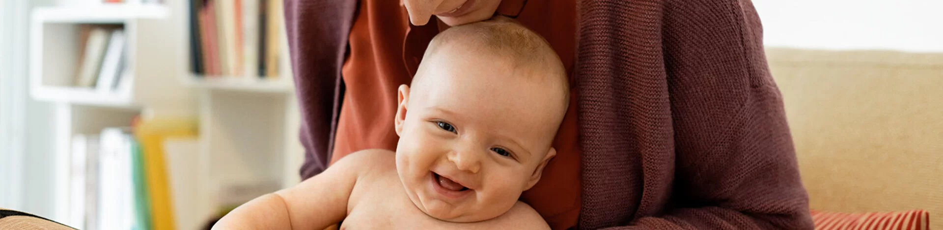 Das Bild zeigt eine Mutter mit Ihrem Baby.