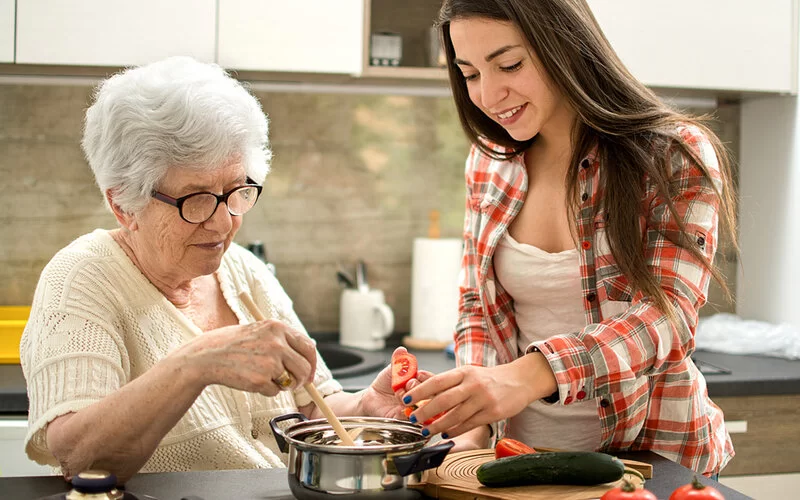 Enkelin kocht mit ihrer Oma, bei der eine Wesensveränderung aufgetreten ist.