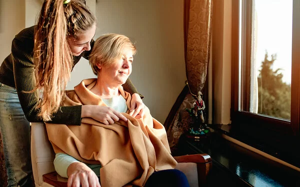 Junge Tochter pflegt ihre Mutter, sie gehört zu den sogenannten Young Carers.