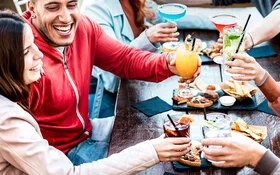 Junge Menschen sitzen und trinken zusammen.