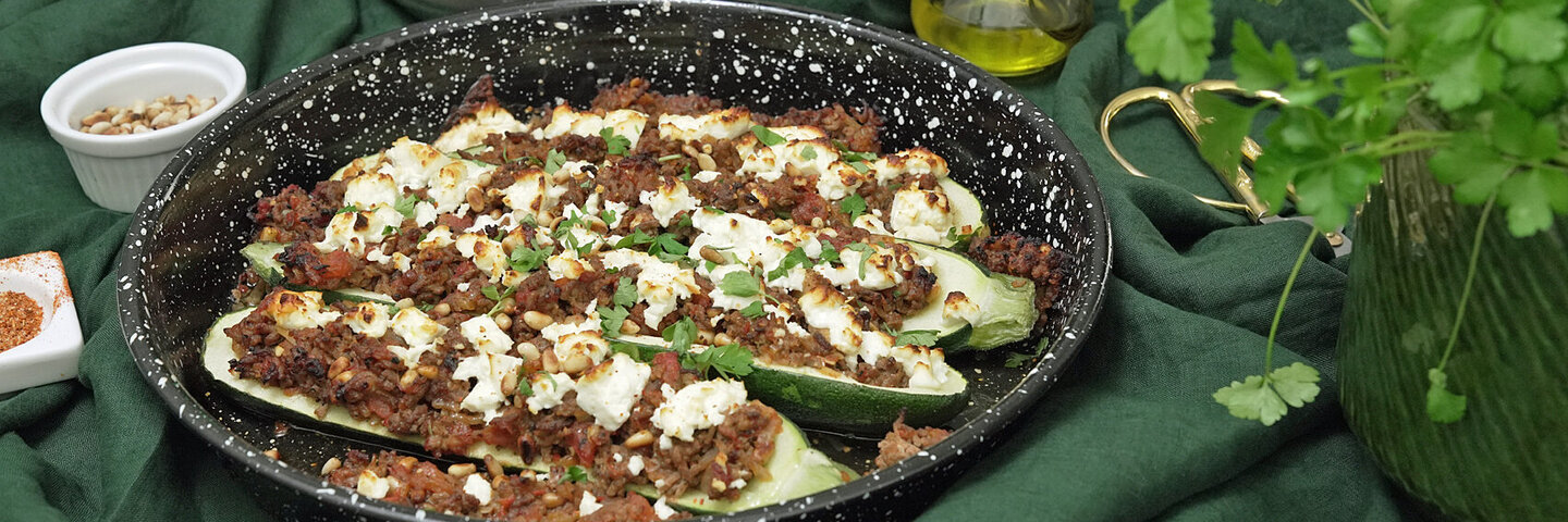 Felicitas Then kocht gefüllte Keto-Zucchini mit Hackfleisch