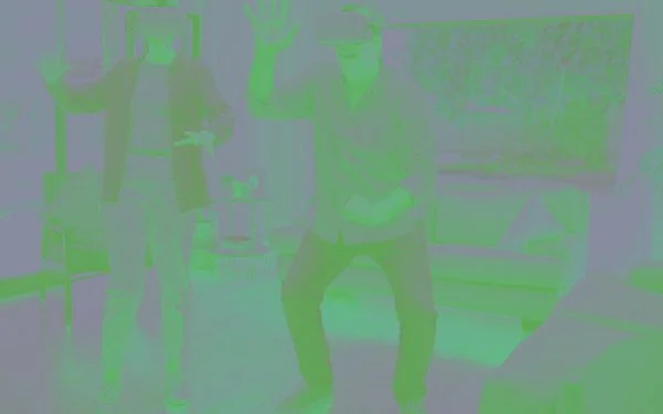 Zwei ältere Menschen mit einer VR-Brille bewegen sich im Wohnzimmer und lächeln.