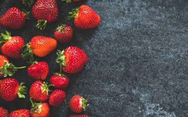 Frische Erdbeeren auf einem Tisch 