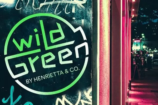 Logo wildGreen auf beleuchtetem Hintergrund