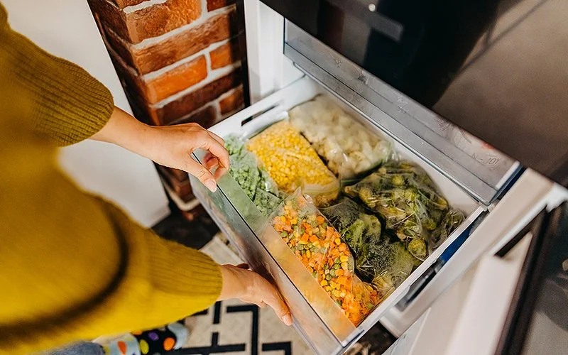 Um die Nährstoffe zu erhalten, sollte man tiefgekühltes Gemüse noch gefroren zubereiten.