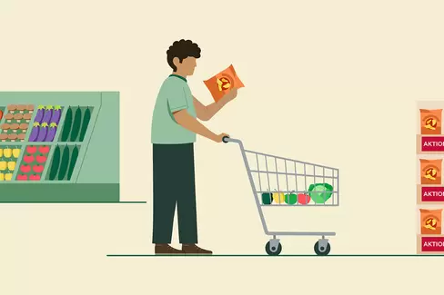 Die Illustration zeigt einen Mann im Supermarkt, der eine Chipstüte in der Hand hält, während er einen Einkaufswagen schiebt. Im Hintergrund sind eine Obst- und Gemüsetheke sowie ein Aktionsstapel mit Chipstüten zu sehen.
