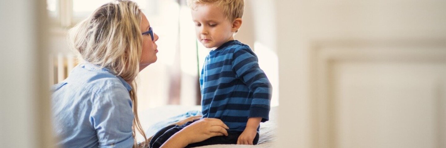 Mutter zeigt ihrem kleinen jungen seine Grenzen auf.