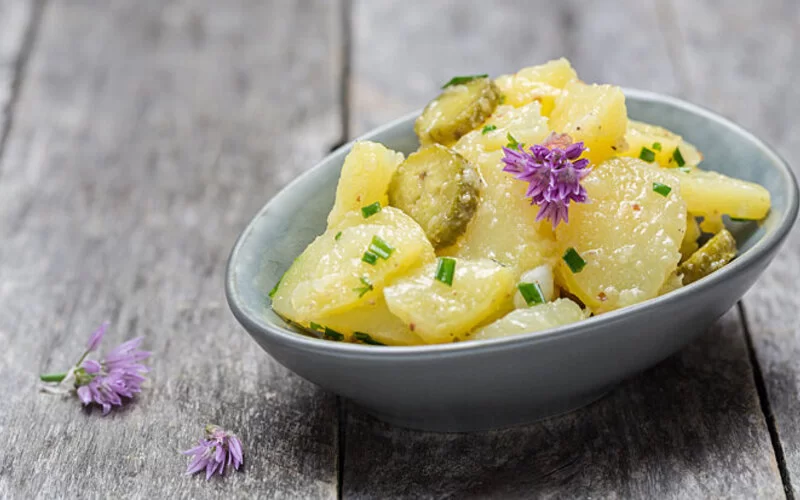 In gekochten Kartoffeln für Kartoffelsalat ist resistente Stärke enthalten.