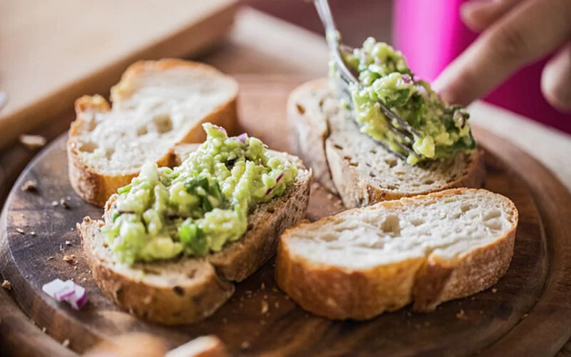 Brotaufstrich selber machen: Baguette mit selbst gemachtem Avocado-Aufstrich.