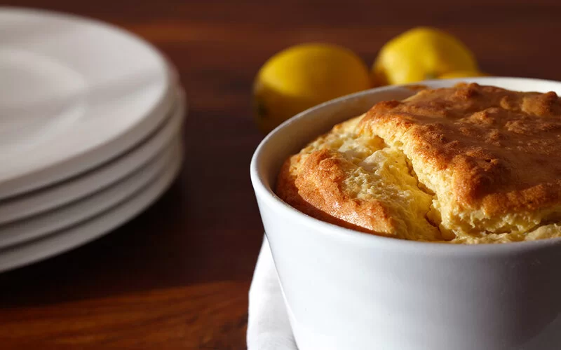 Leckeres Kräuter-Soufflé mit Guter Heinrich serviert in einer weißen Soufflé-Form.