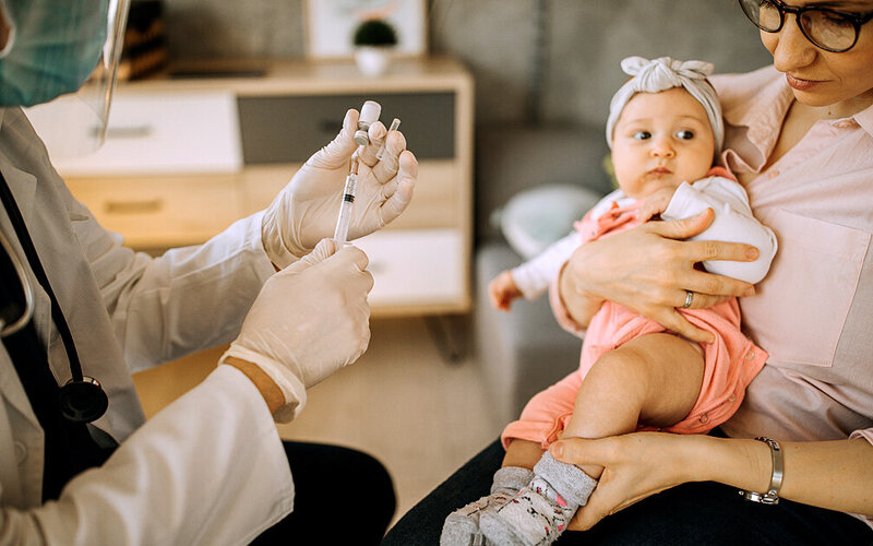 Ein Baby erhält eine Keuchhusten-Impfung.