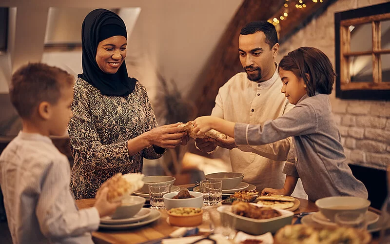 Nach Einbruch der Dunkelheit isst eine Familie während des Ramadans zu Abend.