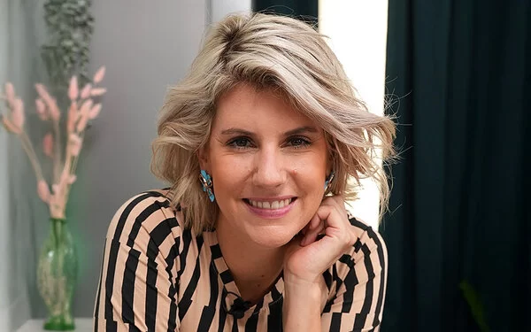 TV-Köchin Felicitas Then steht in einer Küche und lächelt freundlich in die Kamera.