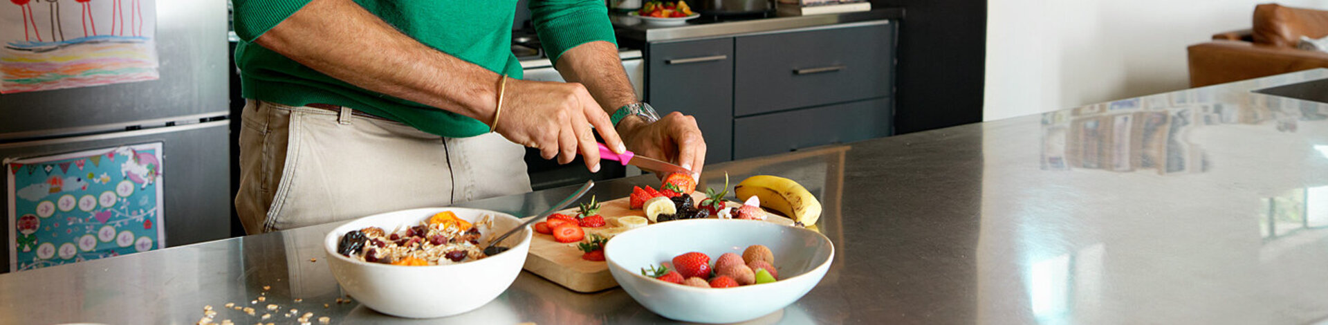 Ein Mann bereitet Obst und Vollkornprodukte zu. Das Wissen über gesunde Ernährung hat er aus einem Kurs der AOK.