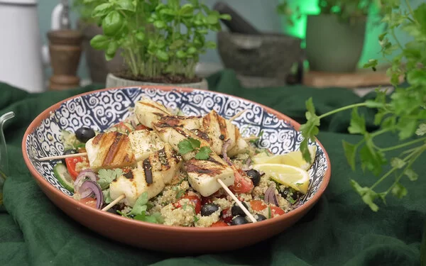 Quinoa-Salat-Rezept mit Halloumi-Spießen von Felicitas Then.