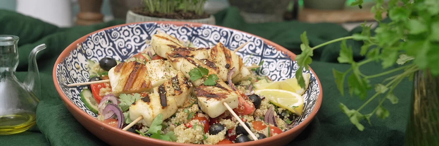 Quinoa-Salat-Rezept mit Halloumi-Spießen von Felicitas Then.