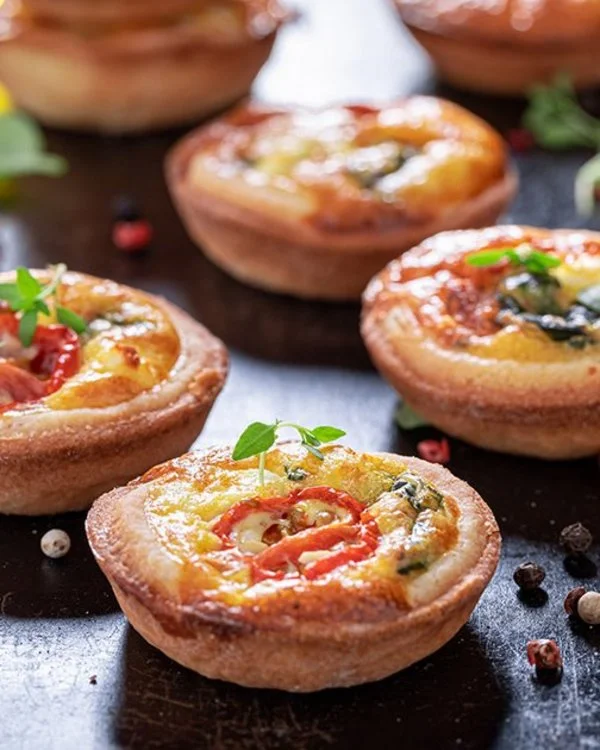 Hausgemachte Mini-Quiches mit Gemüse