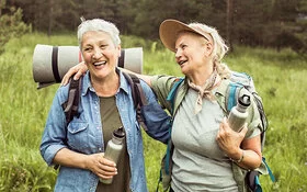 Reisen für Senioren: Mit der richtigen Vorbereitung ist es auch im Alter kein Problem, in den Urlaub zu fahren.. 