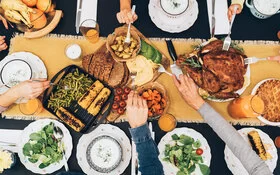 Familie isst Gänsebraten an Weihnachten, doch wie viel Fleisch ist gesund?