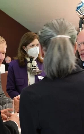 Auf dem Bild kann man Dr. Peter mit zwei Männern und zwei Frauen sehen.