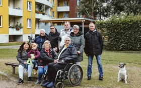 Die Familie Engel im Garten vor ihrem Wohnort.