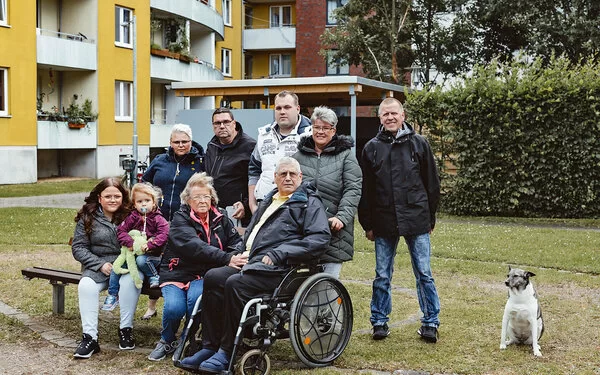 Die Familie Engel im Garten vor ihrem Wohnort.