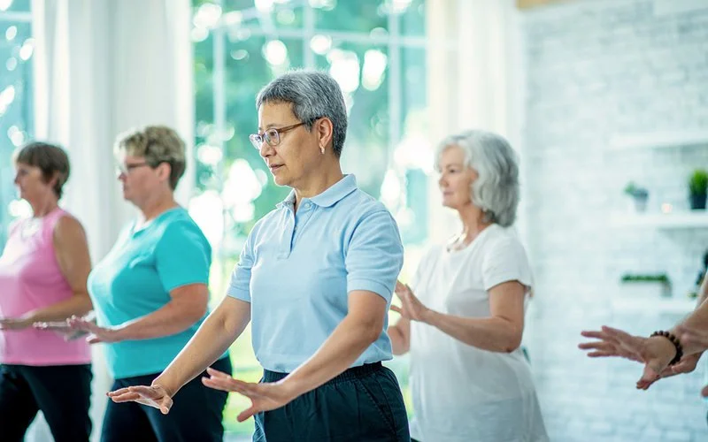 Frau mit Fibromyalgie macht Tha-Chi, um ihre Schmerzen zu lindern.