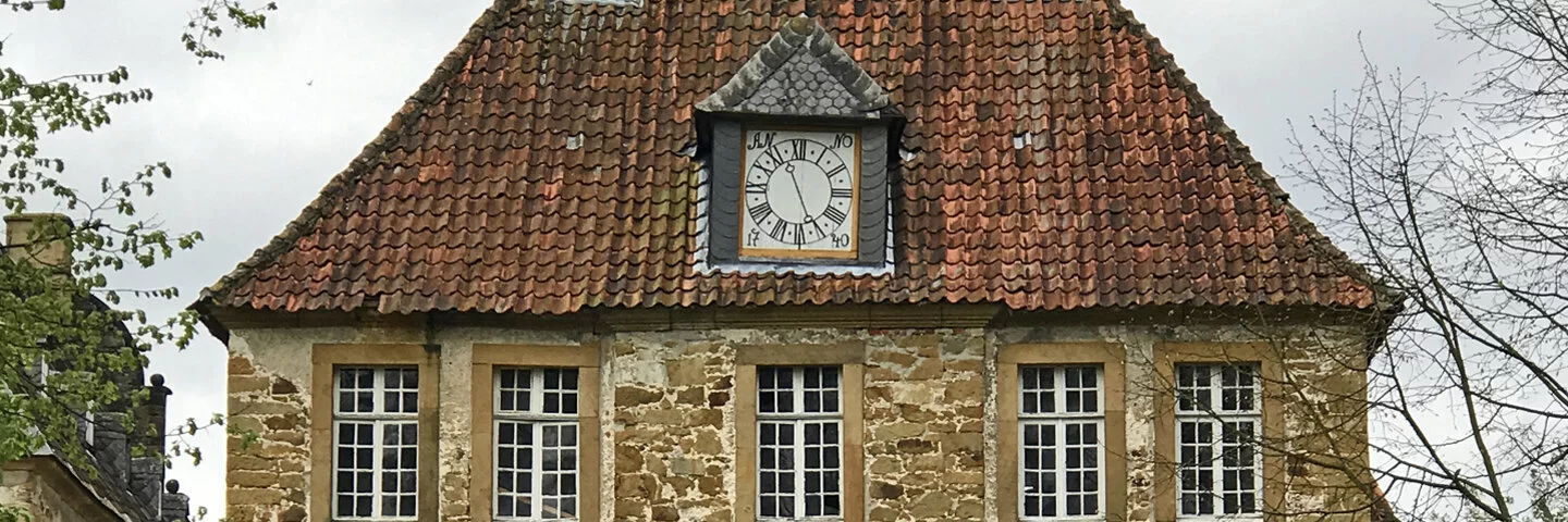 Das Wasserschloss Tatenhausen aus der Zeit der Weserrenaissance befindet sich nahe Halle in Westfalen.