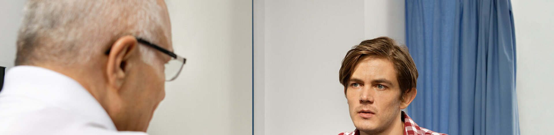 Ein Arzt berät einen Patienten. Die Sterilisation ist eine der sichersten Verhütungsmethoden.