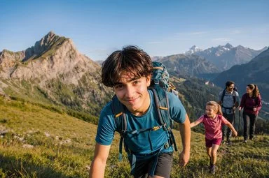 Familie in den Bergen beim Wandern