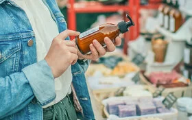 Eine Frau entscheidet sich im Geschäft für nachhaltige Seife.