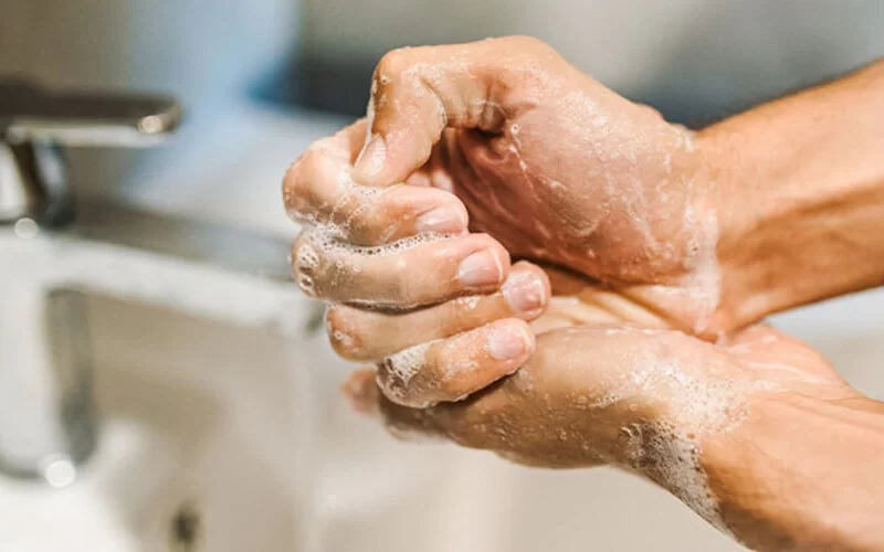 Zwangsstörungen: Person wäscht sich wiederholt die Hände.