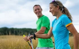 Ein Pärchen betreibt Nordic Walking als Sportart.