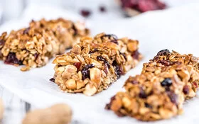 Selbst gemachte Müsliriegel mit Haferflocken und Cranberries.