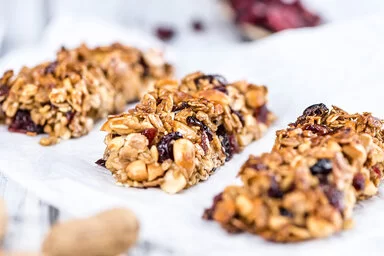 Selbst gemachte Müsliriegel mit Haferflocken und Cranberries.