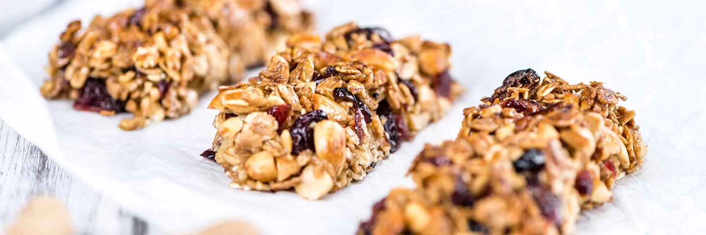 Selbst gemachte Müsliriegel mit Haferflocken und Cranberries.