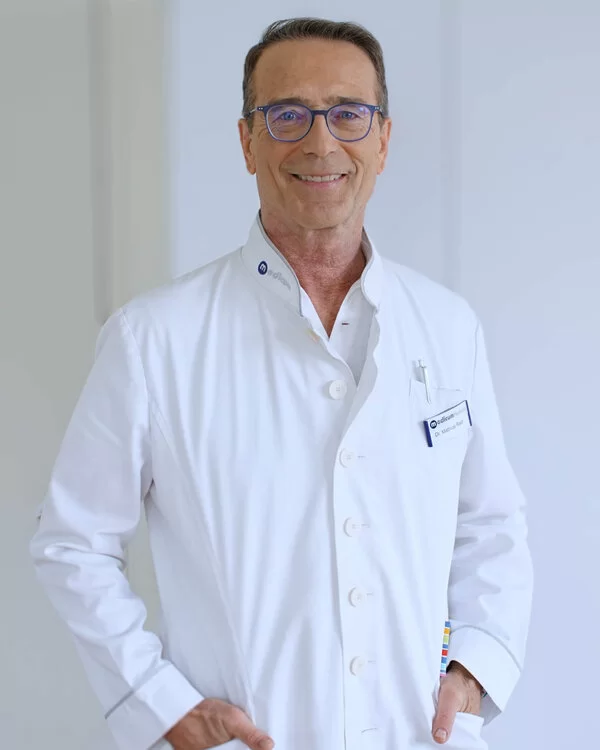 Dr. Matthias Riedl ist Diabetologe, Ernährungsmediziner und Ärztlicher Leiter des Medicum Hamburg. Als Teil des Teams der NDR-Wissensreihe „Die Ernährungs-Docs“ ist er regelmäßig im Fernsehen zu sehen.